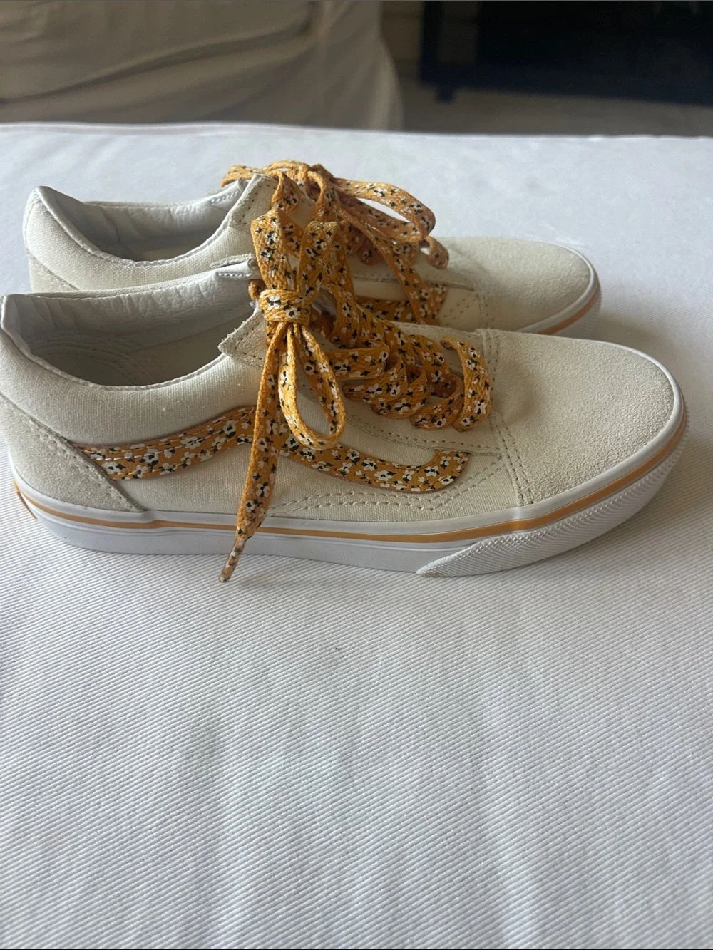 NWOT VANS Girls Size 1 Cream Kids Sneakers with Yellow Floral Laces - Picture 4 of 11